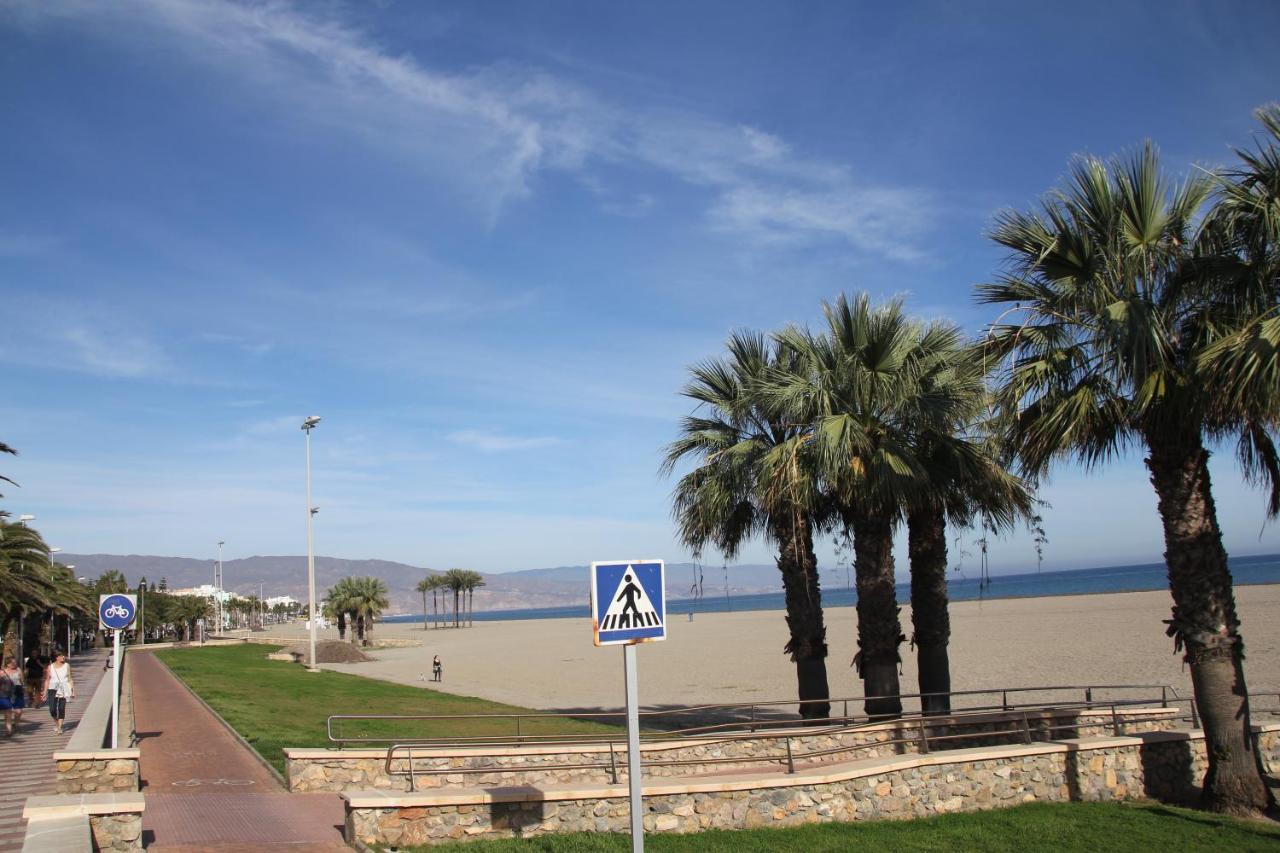 Apartamento En Primera Linea De Playa, Con Vistas A La Playa Y Con Wifi Roquetas de Mar Eksteriør bilde